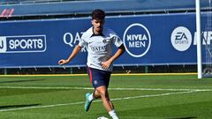 Vitinha, entrenándose con el PSG.