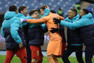 Ter Stegen, felicitado por sus compañeros por su enorme actuación frente al Betis.