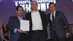 Ca&iacute;n Vel&aacute;squez durante la firma de su contrato con Triple A.