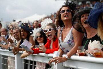 Baile de sombreros en el "Ladies Day" de Epsom