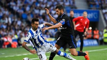 Koke disputa un bal¨®n con Brais M¨¦ndez.