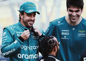 Buen ambiente entre Fernando Alonso, Lance Stroll y Lewis Hamilton durante la realización de la fotografía de todos los pilotos de la temporada 2023 de la Fórmula 1.