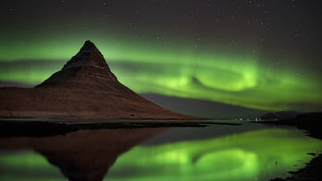 Auroras boreales sobre la montaña Kirkjufell, situada en la costa norte de la península de Snæfellsnes, Islandia, cerca de la ciudad de Grundarfjordur.