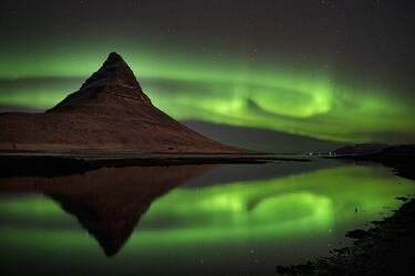 Auroras boreales sobre la montaña Kirkjufell, situada en la costa norte de la península de Snæfellsnes, Islandia, cerca de la ciudad de Grundarfjordur.