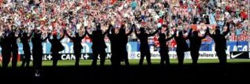 El Atlético de Madrid de balonmano brinda la Copa del Rey a la afición rojiblanca.