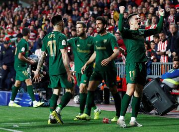 2-1. Yuri Berchiche celebró el primer gol.