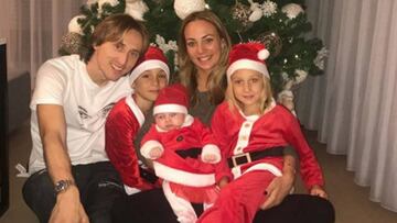 Modric felicitó la Navidad en sus redes sociales con una foto junto a su mujer y sus tres hijos.