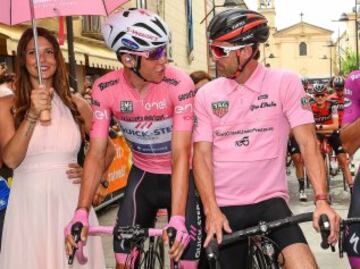 El actor Patrick Dempsey, invitado especial en esta etapa, junto al Bob Jungels, que viste la maglia de líder de la corsa.