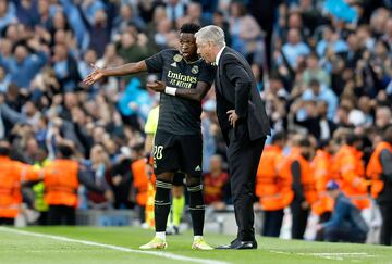 El jugador brasileño del Real Madrid, Vinicius Júnior charla con Carlo Ancelotti en la banda en un momento del partido. 