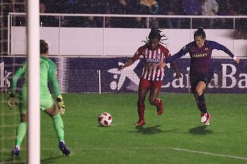 La jugadora del Atl¨¦tico Ludmila con el bal¨®n.