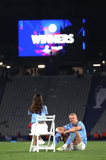 El delantero noruego del Manchester City celebró la victoria en la final de la Champions League 2023 sobre el césped del Estadio Olímpico Atatürk junto a su pareja sentimental Isabel Haugseng.