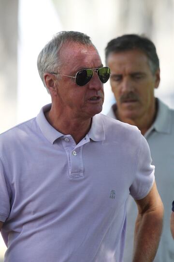 Chivas buscó al legendario jugador y entrenador holandés para innovar y convertirse en un club de primer nivel, pero el resultado no fue el esperado. Cruyff eligió a John van 't Schip como entrenador del equipo. Lamentablemente su compatriota no entregó resultados; además, hubo diferencias entre Cryuff y Vergara, por lo que la asociación no fue duradera.