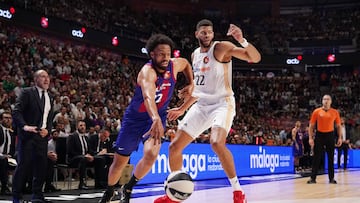 Jabari Parker, defendido por Edy Tavares en la final de la Copa ACB de Málaga.