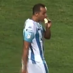 En pleno clásico de Avellaneda, el Chelo Díaz se comió una banana antes de marcar gol