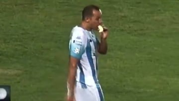 En pleno clásico de Avellaneda, el Chelo Díaz se comió una banana antes de marcar gol
