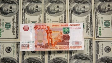 Con las sanciones econ&oacute;micas impuestas por Estados Unidos a Rusia, su moneda local, el rublo, se desploma ante el d&oacute;lar. Aqu&iacute; el cambio de la divisa rusa.