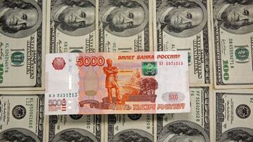 Con las sanciones económicas impuestas por Estados Unidos a Rusia, su moneda local, el rublo, se desploma ante el dólar. Aquí el cambio de la divisa rusa.