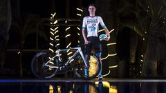 El ciclista Matej Mohoric posa con el nuevo maillot y con la nueva bicicleta del Bahrain-Victorious.