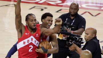LWS105. OAKLAND (ESTADOS UNIDOS), 13/06/2019.- El alero de los Toronto Raptors Kawhi Leonard (i) celebra su victoria con su compa&ntilde;ero Kyle Lowry al final del sexto partido de las Finales de la NBA entre Toronto Raptors y Golden State Warriors este jueves, en el Oracle Arena, en Oakland (EE.UU.). EFE/MONICA M DAVEY/PROHIBIDO SU USO POR SHUTTERSTOCK