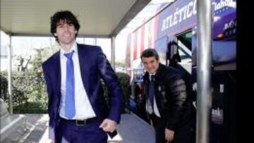 Tiago junto a la expedición rojiblanca que viaja a Eindhoven.