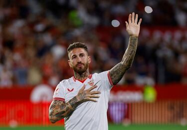 25.000 aficionados acuden al estadio Ramón Sánchez Pizjuán a la presentación de Sergio Ramos, nuevo fichaje del Sevilla.