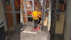 Afición del América utiliza jersey de Chivas como tapete para entrar a restaurante