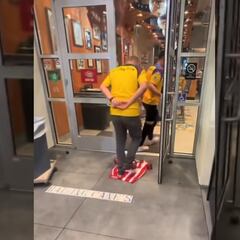 Afición del América utiliza jersey de Chivas como tapete para entrar a restaurante