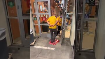 Afición del América utiliza jersey de Chivas como tapete para entrar a restaurante