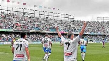<b>¡VAYA TRES! </b>Alfaro, Nino y Kome, ayer imparables, celebran el cuarto tanto, que llevó la euforia a las gradas del estadio.