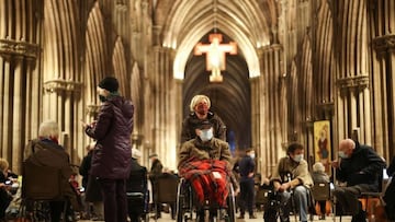 La fórmula de Reino Unido para poner mil vacunas por minuto