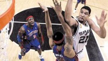 <b>SUPERIOR. </b>Duncan se exhibió en el primer duelo: 24 puntos y 17 rebotes.