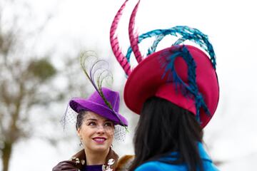 El Festival de Cheltenham es uno de los eventos hípicos más importantes del Reino Unido. Las carreras transcurren en Cheltenham, una ciudad balneario y borough situada en el condado británico de Gloucestershire, cerca de las ciudades de Gloucester y Cirencester. Durante el Festival se celebra el 'Ladies Day' (El Día de las Damas) donde las asistentes lucen sus mejores vestidos y tocados.