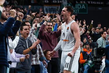 Hezonja desata la locura de los 9.182 espectadores que asisteron al partido en el Movistar Arena.