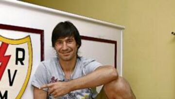 <b>EFECTIVO. </b>Pachón posa con el escudo del Rayo, equipo al que clasificó para la tercera ronda de Copa.