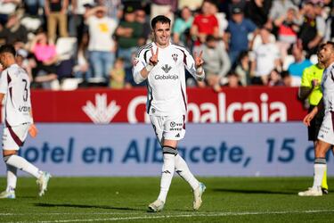 Gol y asistencia de Morcillo ante el Racing que le valen para coger un sitio privilegiado en el once de esta semana. Por desgracia para él y su Albacete, su gran actuación solo sirvió para sumar un punto. Centro con combita en su asistencia y aparición en el segundo palo para culminar, en el gol.