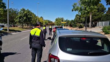Imagen de la policía local de Alicante inspeccionando cuántos viajeros van en cada coche.