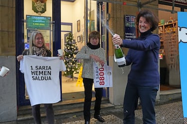 Cierra el top 10, otra provincia vasca con una notable trayectoria repartiendo premios importantes. Localidades como San Sebastián han protagonizado mañanas inolvidables de brindis y celebración colectiva. En la imagen, empleadas de la administración celebran que han vendido parte del número 88008 correspondiente al ‘Primer Premio’ del Sorteo Extraordinario de la Lotería de Navidad, a 22 de diciembre de 2023, en San Sebastián, Guipúzcoa, País Vasco (España). 