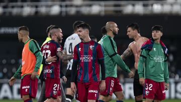 Desolación en el Huesca, tras su derrota en Cartagonova.
