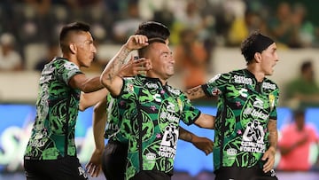 Ángel Mena festeja el gol con León durante el partido contra el Toluca