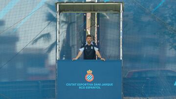 Luis Garc¨ªa, siguiendo el partido desde lo alto de una torreta.