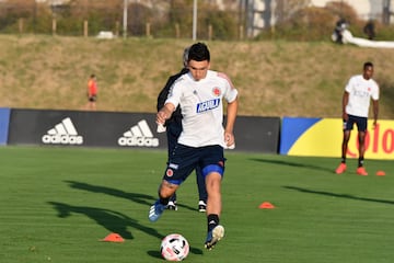 El entrenador colombiano, Reinaldo Rueda, realizó el primer entrenamiento con los jugadores convocados del FPC al microciclo que se lleva a cabo en la Sede Deportiva de la Federación Colombiana de Fútbol. 