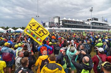 Los aficionados que acudieron al circuito se acercan al podio.