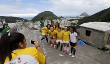 La Copa del Pueblo, se celebra entre los barrios pobres, en la barriada de Santa Marta, en Río de Janeiro. Cerca de 10 barrios pobres participaron en el evento deportivo organizado por la República Popular de Comité para la Copa Mundial y los Juegos Olímpicos, una colección de los activistas de la sociedad civil y los movimientos obreros, para protestar contra los efectos de la especulación inmobiliaria causada por el flujo de capital que acompaña a la Copa Mundial 2014 y Juegos Olímpicos de 2016.