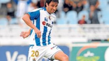 <b>EFECTIVO.</b> Carlos Bueno se marcha de Corona para marcar el segundo gol de la Real ante el Huesca.