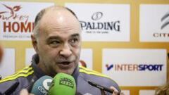 Pablo Laso se dirige a la prensa tras un entrenamiento del Real Madrid.