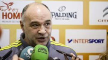 Pablo Laso se dirige a la prensa tras un entrenamiento del Real Madrid.