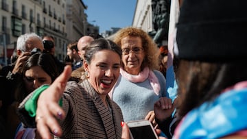 La ministra de Igualdad, Irene Montero, celebra la aprobación de la Ley Trans en las escalinatas del Congreso de os Diputados, a 16 de febrero de 2023, en Madrid (España). La Ley Trans y la del aborto, culminan su tramitación parlamentaria, con su aprobación definitiva por parte del Gobierno. Los socios del Ejecutivo, PSOE y Podemos, votarán ambas normativas, mientras siguen enfrentados por la reforma de la Ley del 'sólo sí es sí'. Aunque en un principio se pretendía aprobar definitivamente esta ley en el Senado, unas correcciones técnicas han obligado a la Ley Trans ha regresar este jueves al Congreso. Por otro lado, el Congreso también ha aprobado la ley orgánica por la que se modifica la Ley de salud sexual y reproductiva y de la interrupción voluntaria del embarazo, que llega al Congreso después de que el Pleno del Senado diera luz verde al texto la semana pasada.
16 FEBRERO 2023;ABORTO;LEY TRANS;CONGRESO;TRAMITACIÓN;POLITICOS
Alejandro Martínez Vélez / Europa Press
16/02/2023