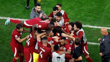 Los jugadores de Qatar celebran uno de los goles a Irán.