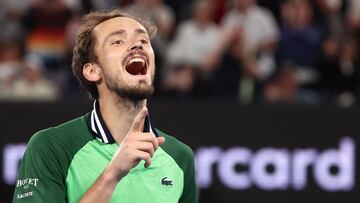 Daniil Medvedev manda callar a unos espectadores despu¨¦s de ganar a Alexander Zverev en el Open de Australia.