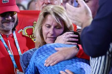 Novak Djokovic abraza a su madre, Dijana Djokovic, tras su victoria ante Stefanos Tsitsipas en la final del Open de Australia 2023.